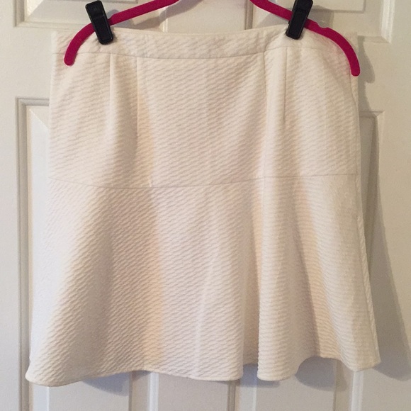 NWT LOFT cream lined size zip skirt. Size L tall. - Picture 2 of 5